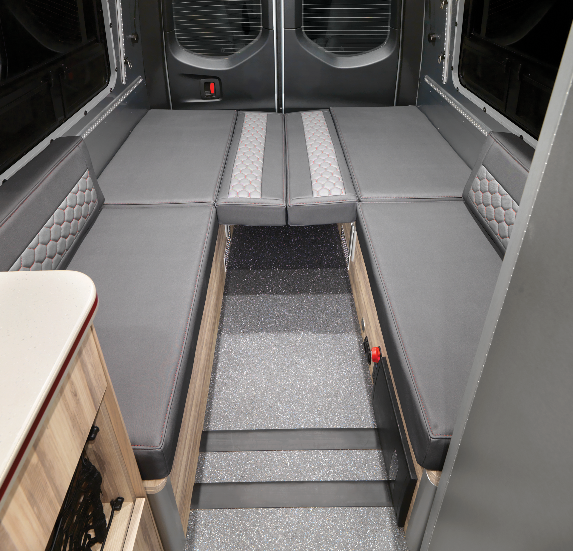 AIRMKT_2022_Interstate_24X_Interiors_F2B_Back_Half_Bed_98930_WEB.png