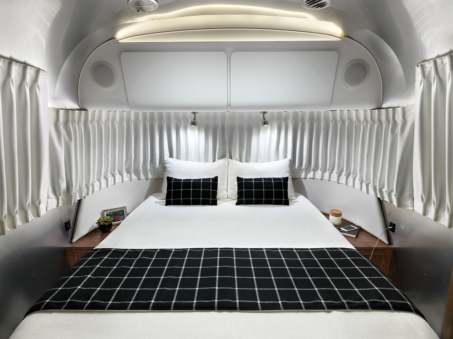2020_Globetrotter_30_Queen_Interior_Bedroom_Copenhagen_Cream_WEB.png.png
