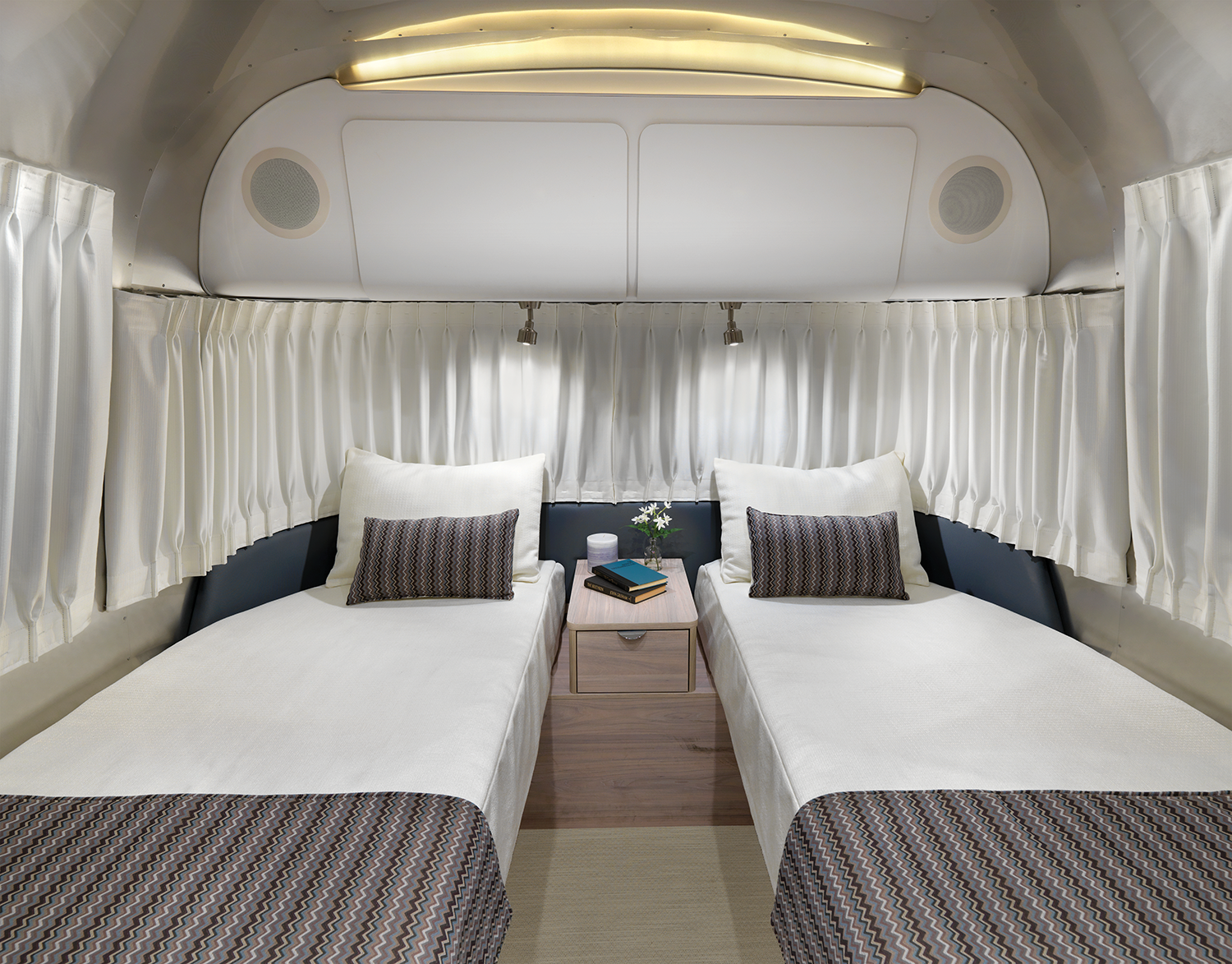 2020_Globetrotter_23_Twin_Bedroom_Natural_Elm_London_Grey__54898_WEB.png.png