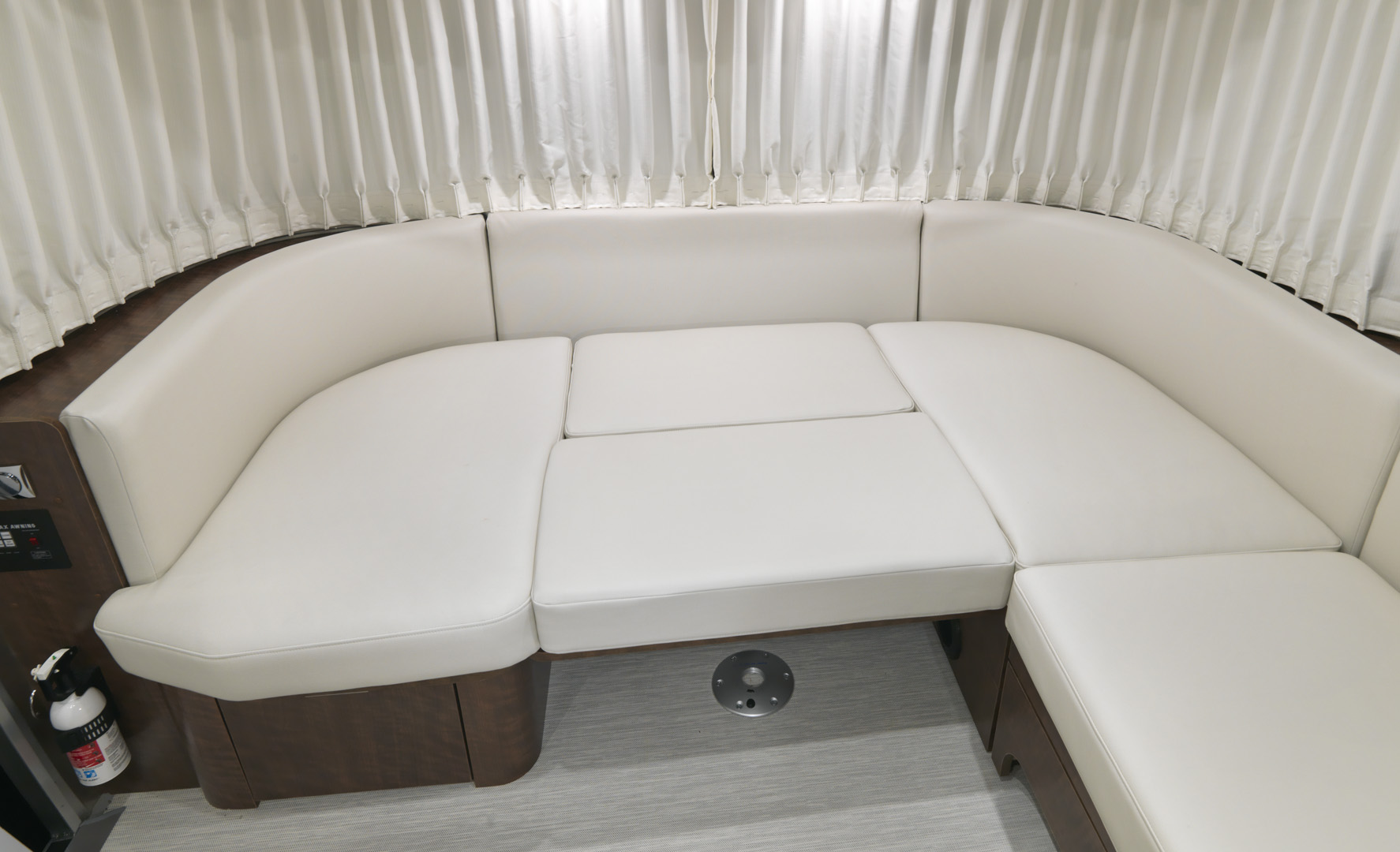 2021_Globetrotter_Interior_25FB_and_27FB_U-Dinette_Full_Bed.jpg.jpg