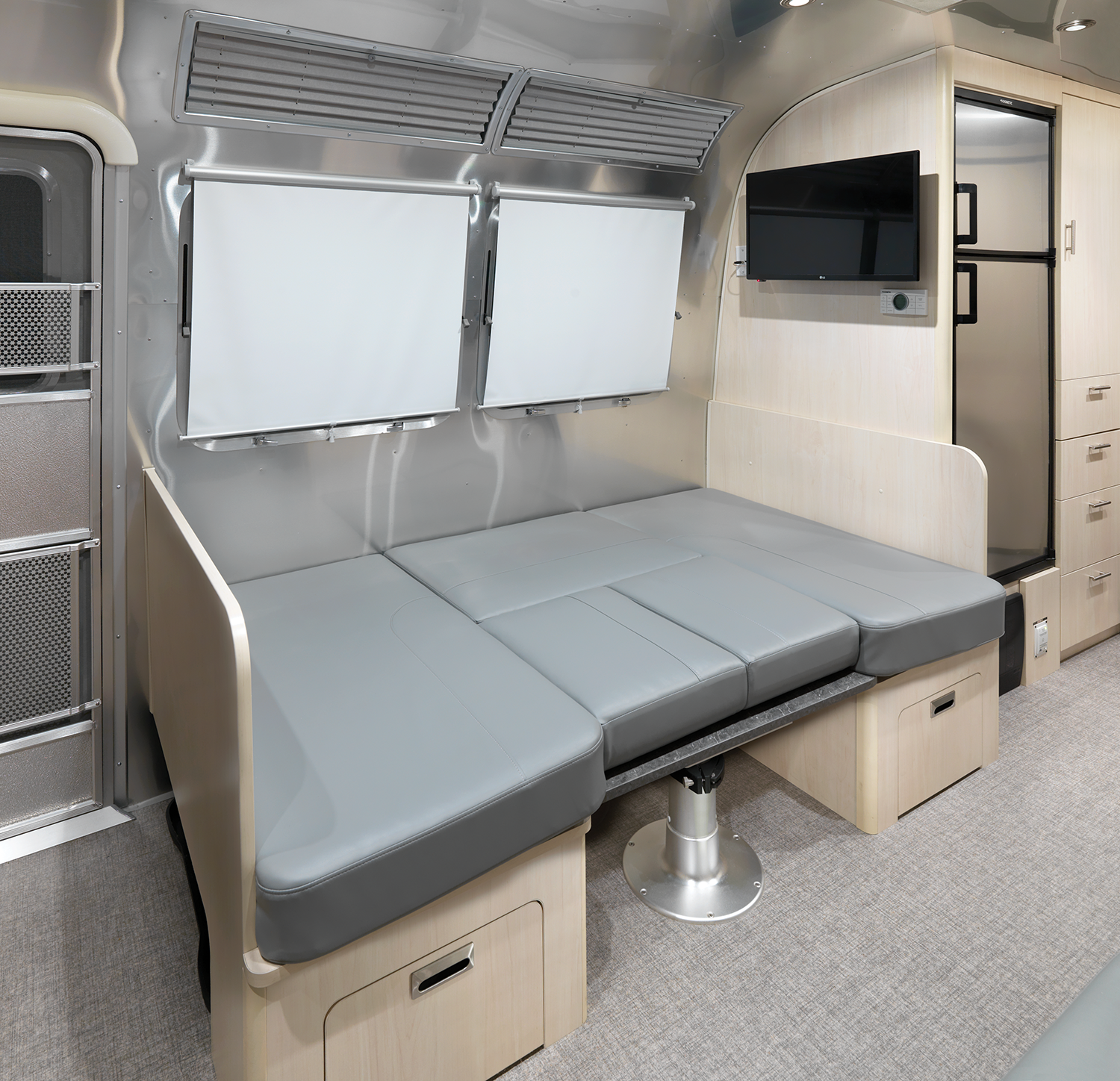 2021_Flying_Cloud_30FB_Office_Seattle_Mist_Interior_Dinette_Down_WEB.png.png