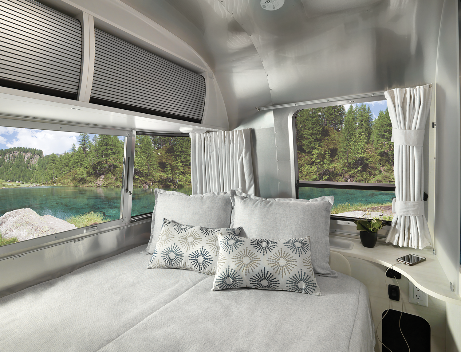 2020_Bambi_22_Interior_Bed_Ocean_WEB.png.png