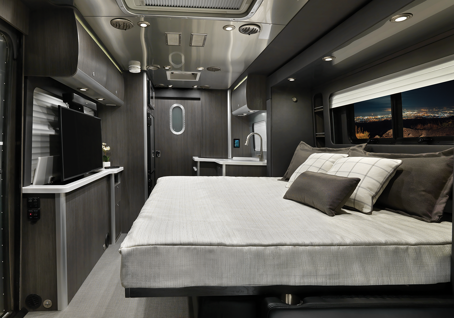 AIRMKT_2020_Atlas_Interior_F2B_Formal_Black_79302_Bed_WEB.png